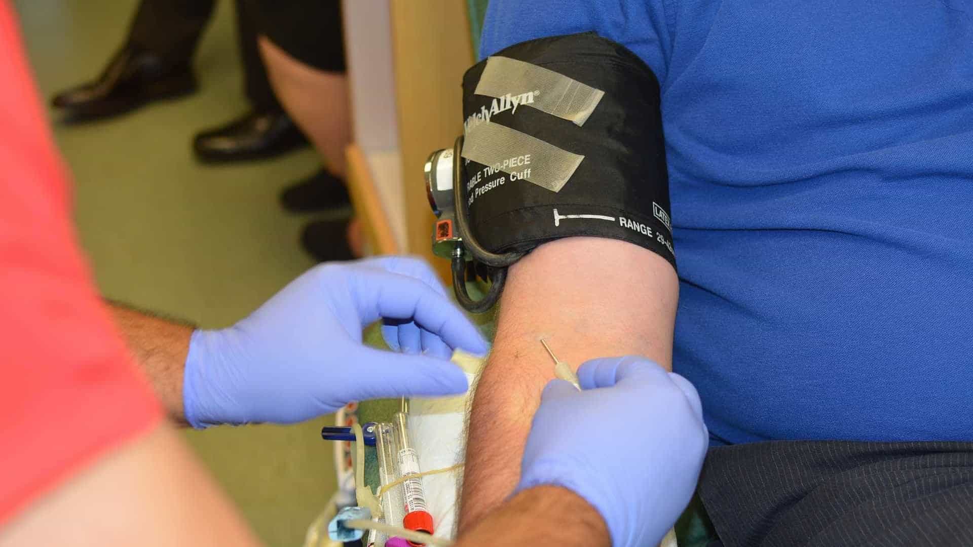 Pessoas que tiveram covid-19 podem doar sangue após 30 dias